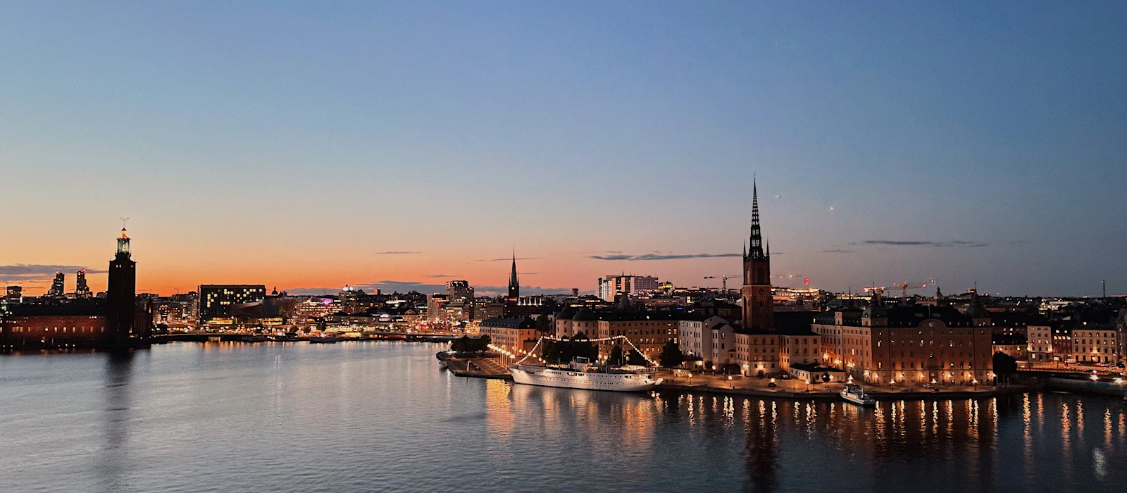 Stockholms vatten i skymning